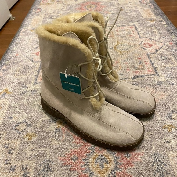 G.H. Bass & Co. Shoes - G.H. Bass & Co. Women’s Light Tan Fur-Lined Square Toe Winter Size 8.5 Boots NWT